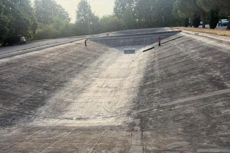 Bassin béton de réserve d'eau incendie vidangé pour inspection