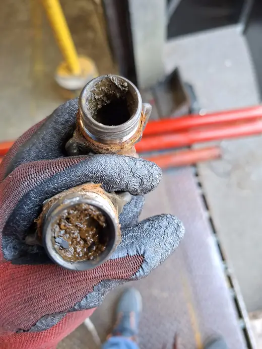 Piquages sprinkler obstrués déposés sur un réseau de 30 ans, section interne comblée par les dépôts