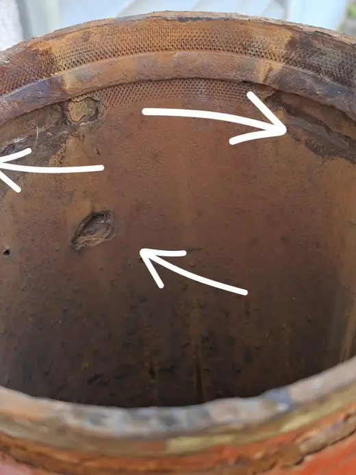 Points de rupture par corrosion sur la paroi interne d'une cuve source incendie