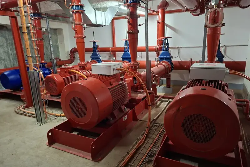 Groupes motopompes électriques alignés sur châssis